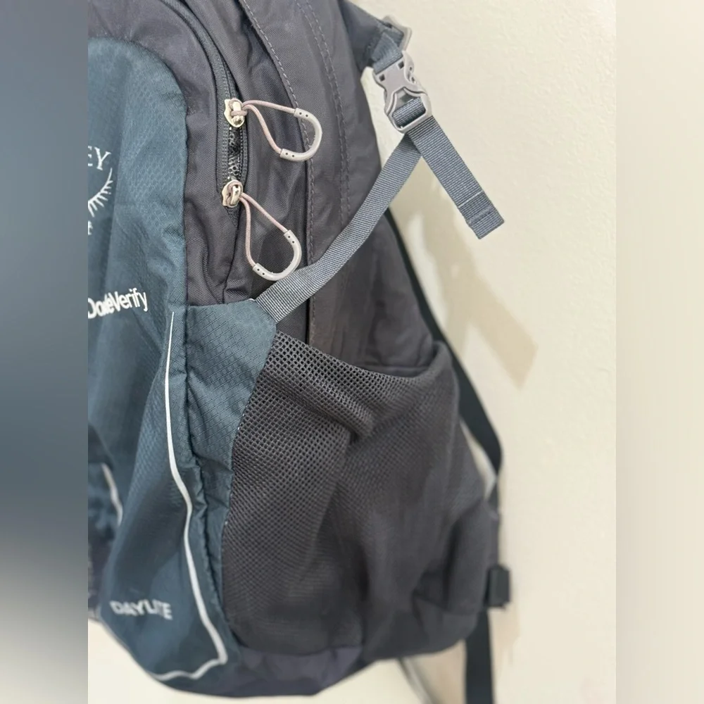 OSPREY Daylite Backpack in Black and Dark Gray